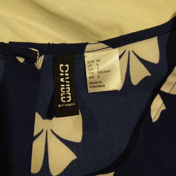 NWOT Blue Top with White Bows - Picture 5 of 5